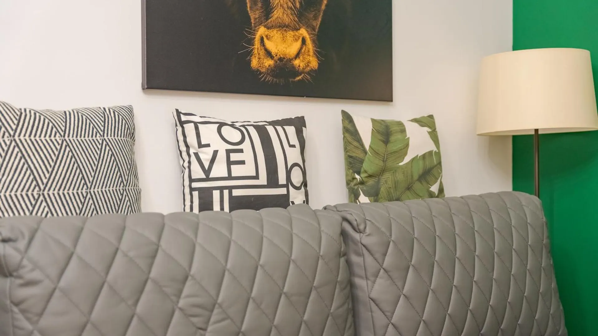 Faces Of Jungle - Funky Design In Vibrant Centre Apartment Budapest