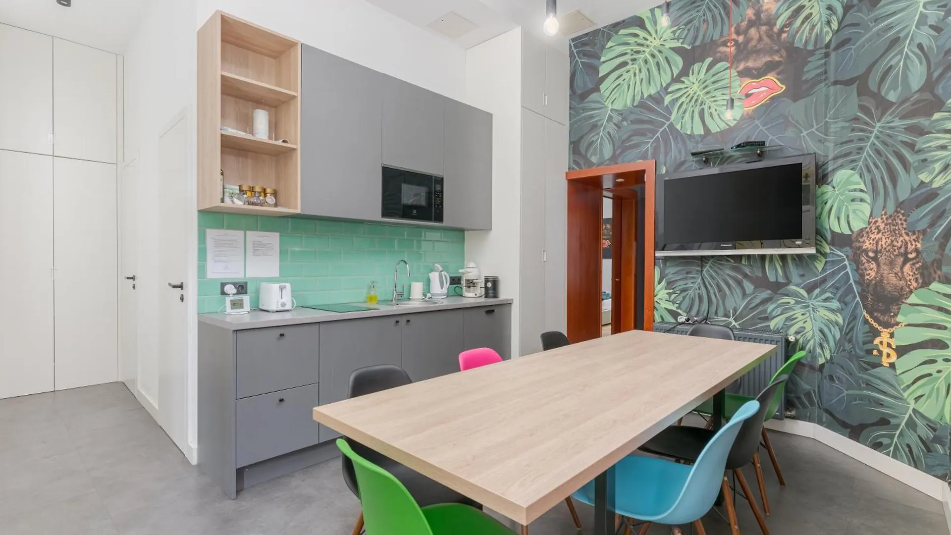 Faces Of Jungle - Funky Design In Vibrant Centre Apartment Budapest