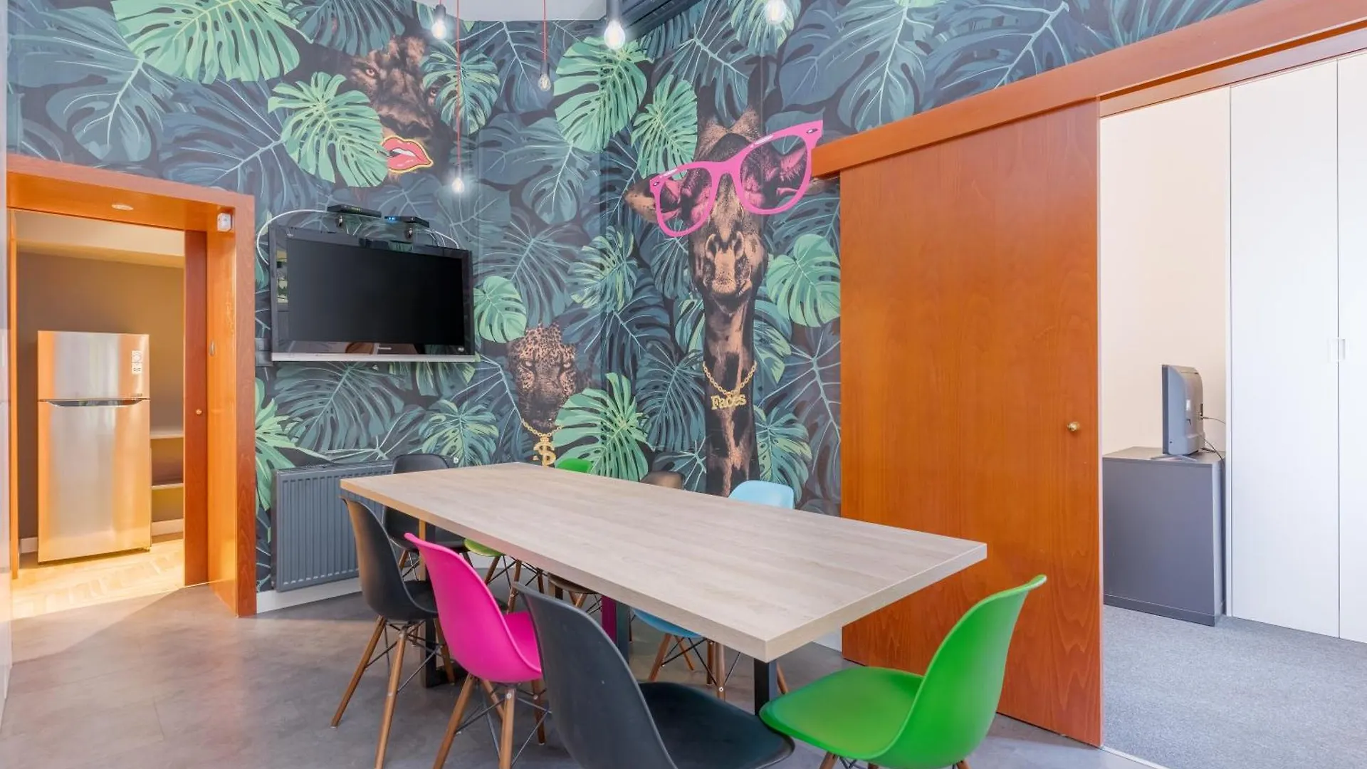 Faces Of Jungle - Funky Design In Vibrant Centre Apartment Budapest
