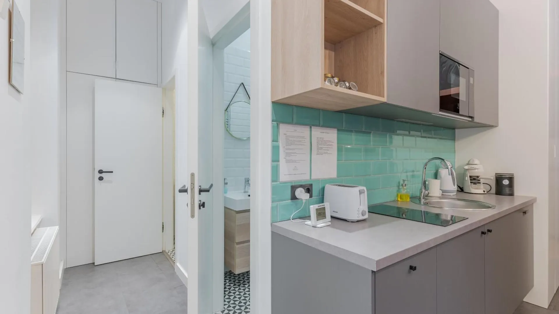 Faces Of Jungle - Funky Design In Vibrant Centre Apartment Budapest