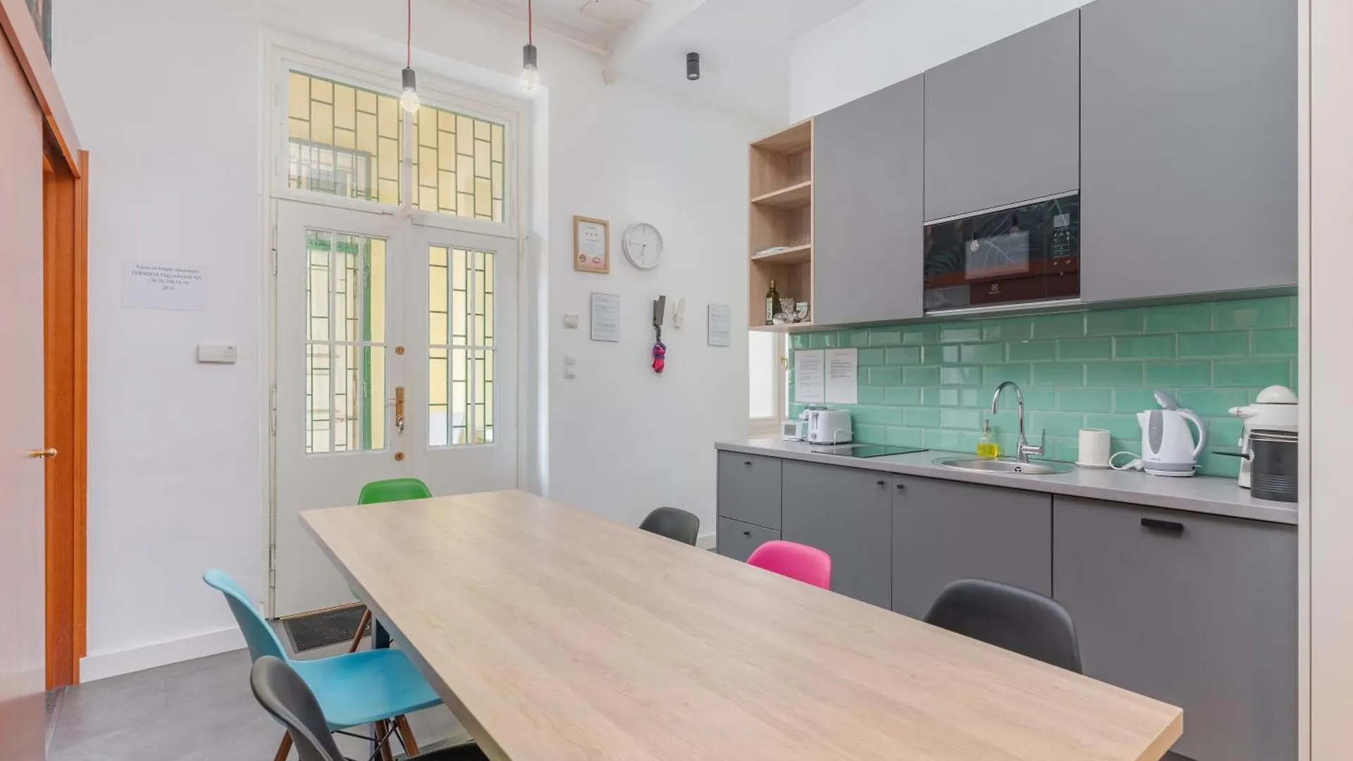 Faces Of Jungle - Funky Design In Vibrant Centre Apartment Budapest
