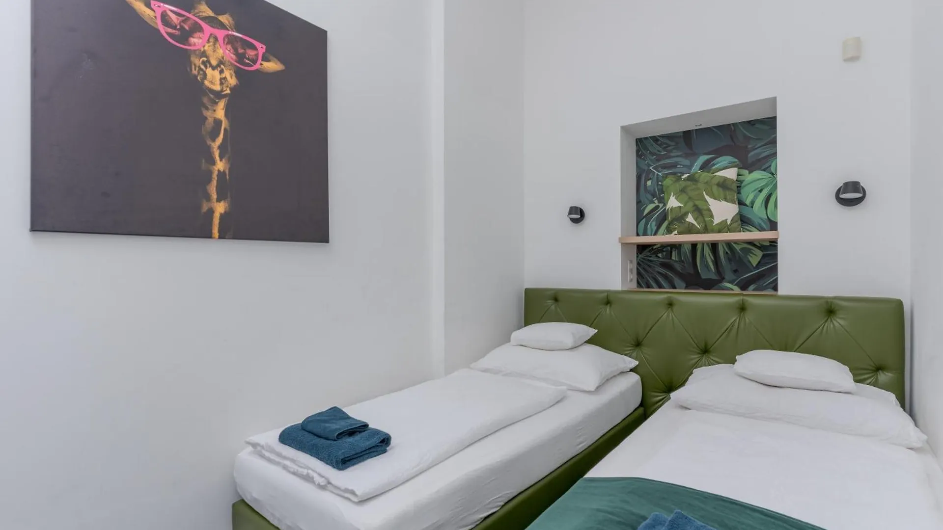 Faces Of Jungle - Funky Design In Vibrant Centre Apartment Budapest