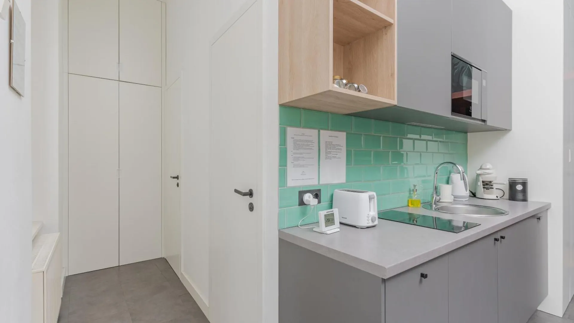 Faces Of Jungle - Funky Design In Vibrant Centre Apartment Budapest