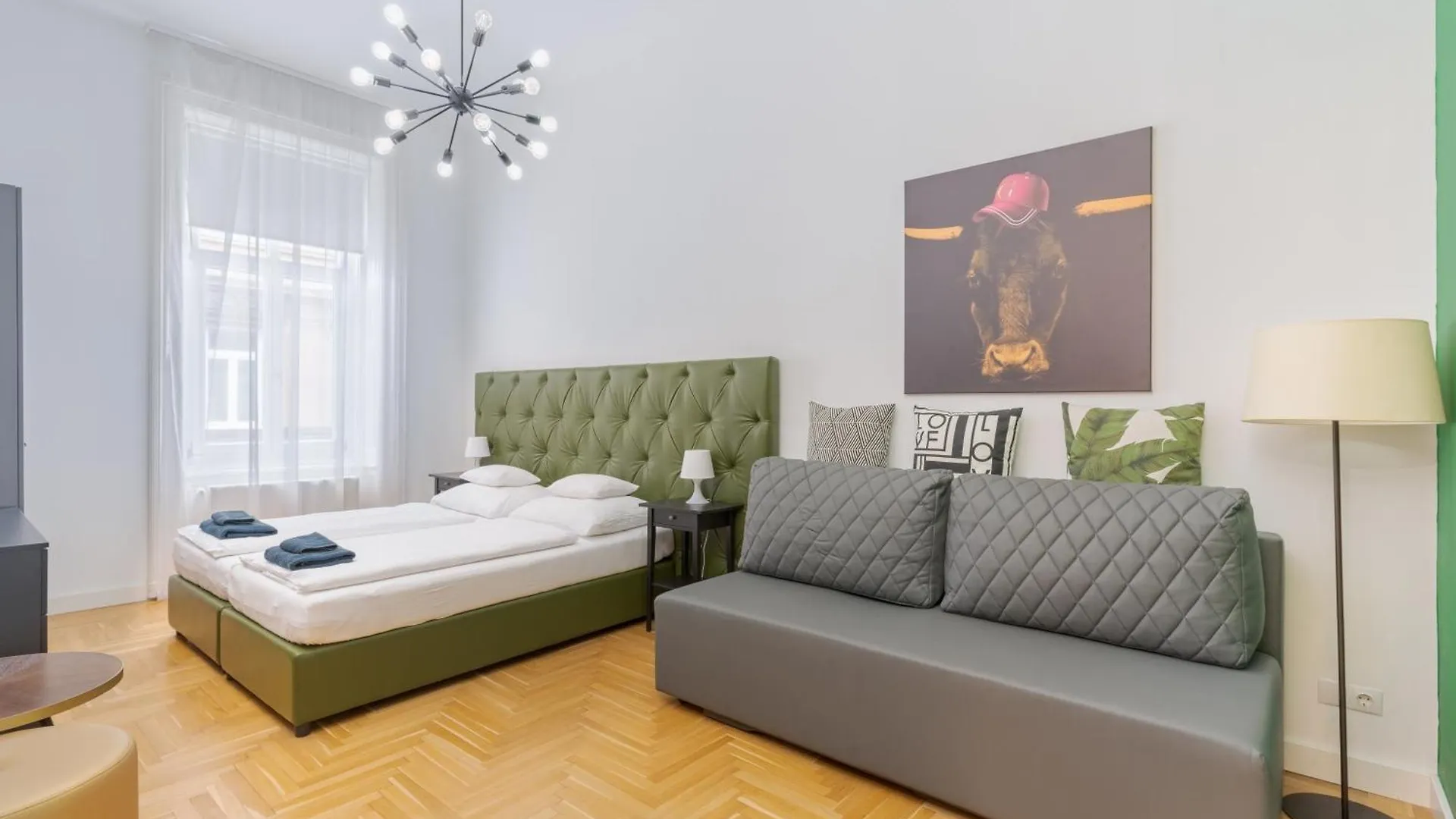 Faces Of Jungle - Funky Design In Vibrant Centre Apartment Budapest