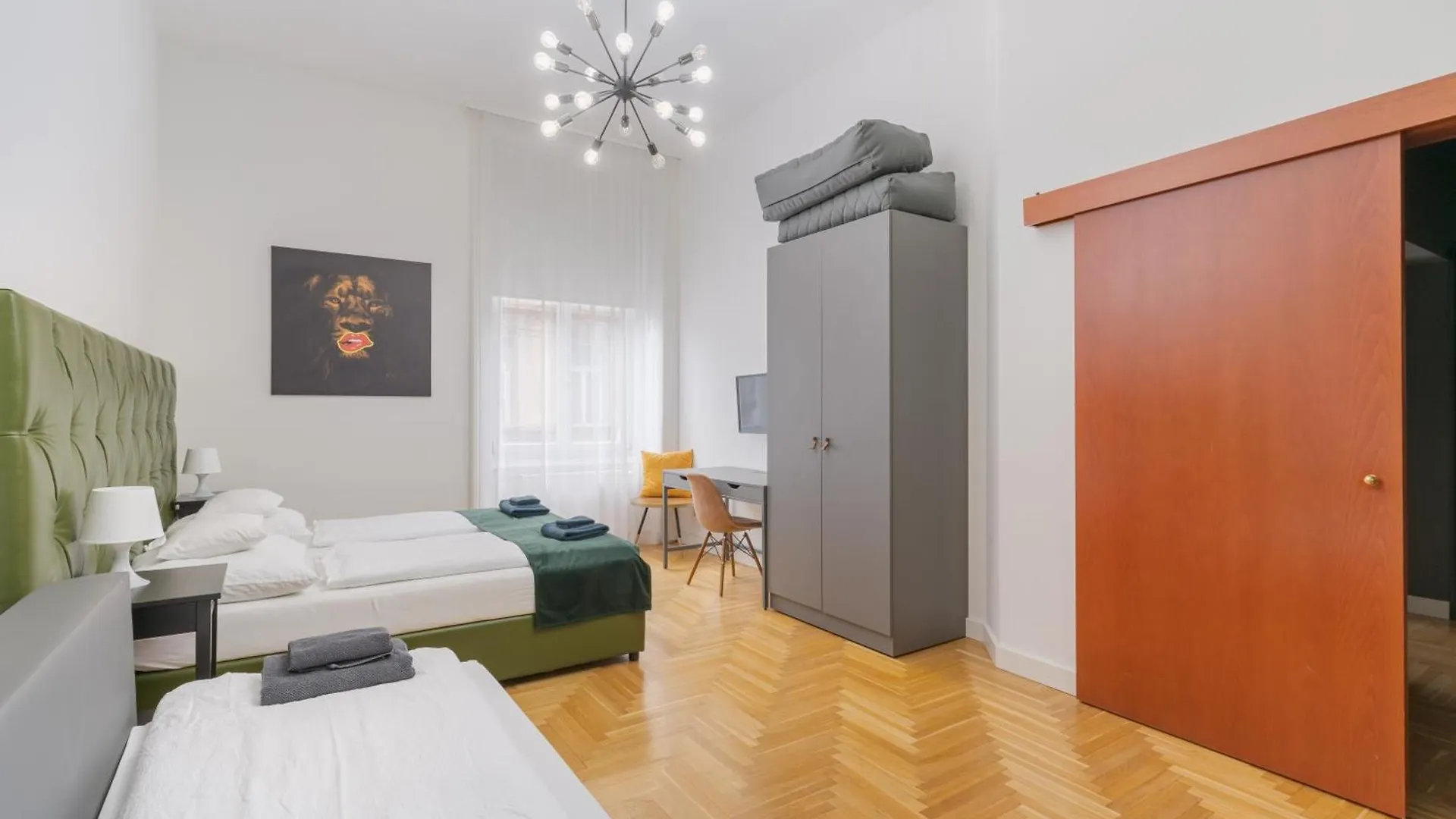 Faces Of Jungle - Funky Design In Vibrant Centre Apartment Budapest