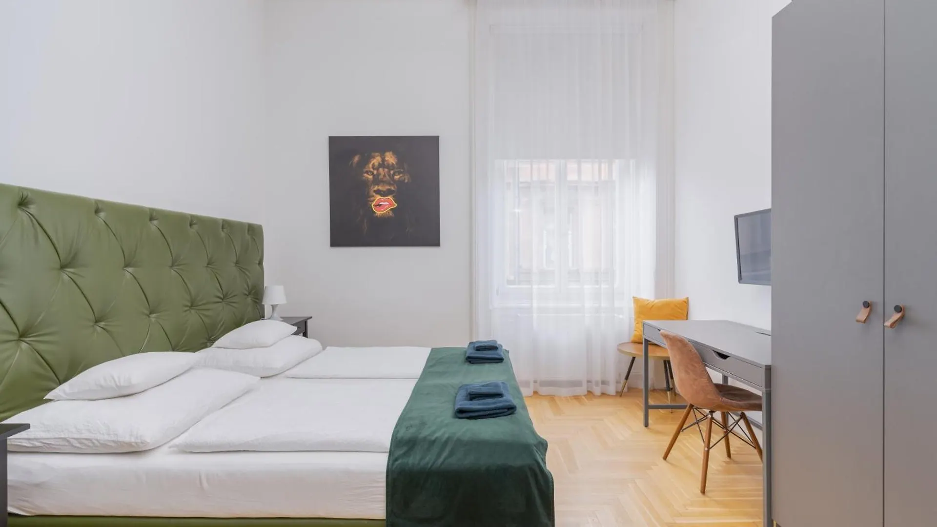 Faces Of Jungle - Funky Design In Vibrant Centre Apartment Budapest Hungary