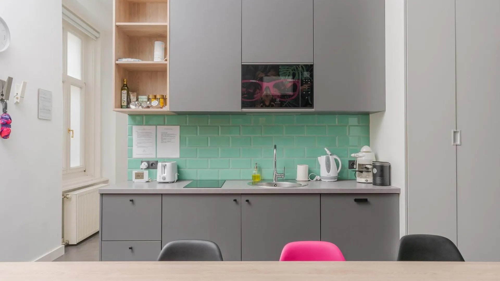 Faces Of Jungle - Funky Design In Vibrant Centre Apartment Budapest
