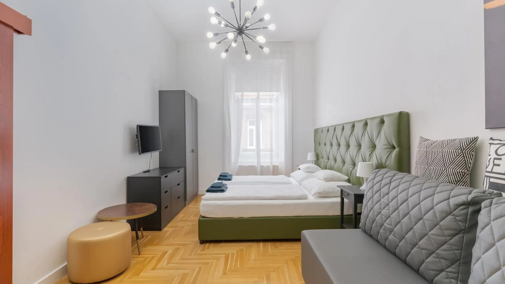 Faces Of Jungle - Funky Design In Vibrant Centre Apartment Budapest