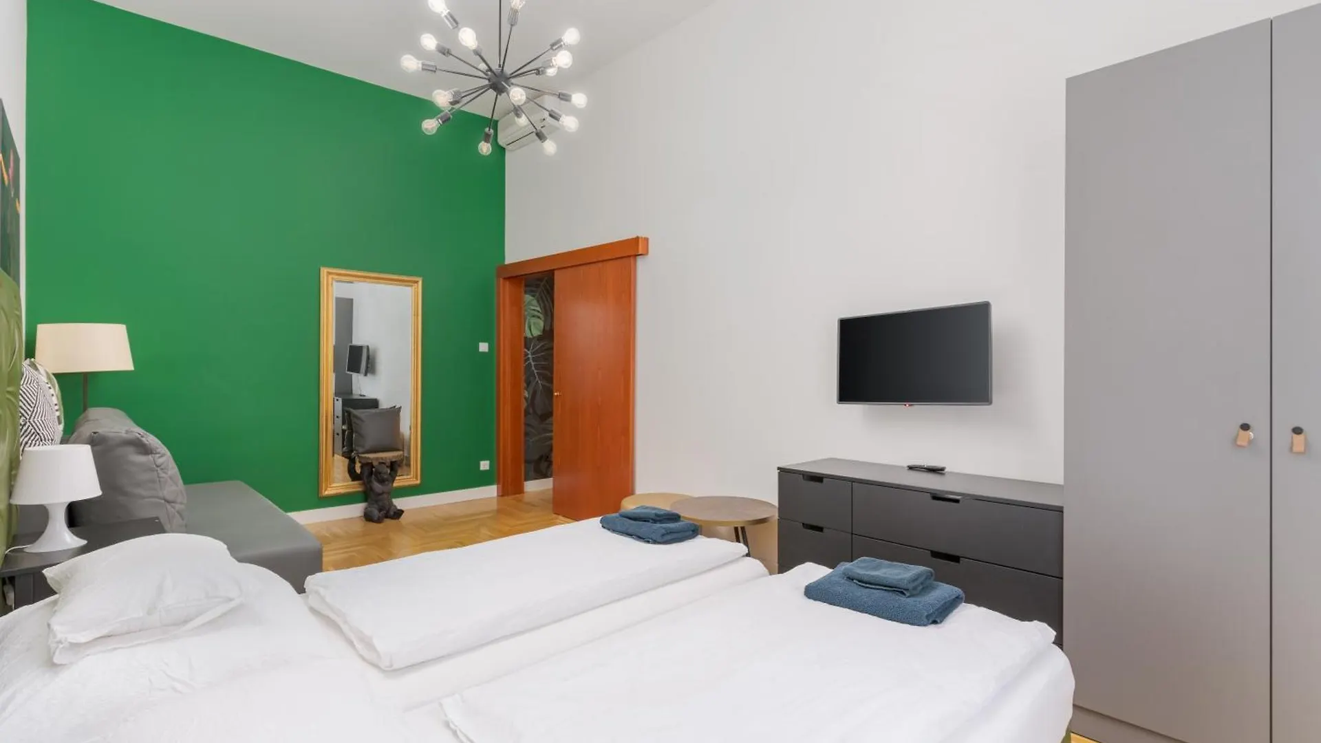 Faces Of Jungle - Funky Design In Vibrant Centre Apartment Budapest