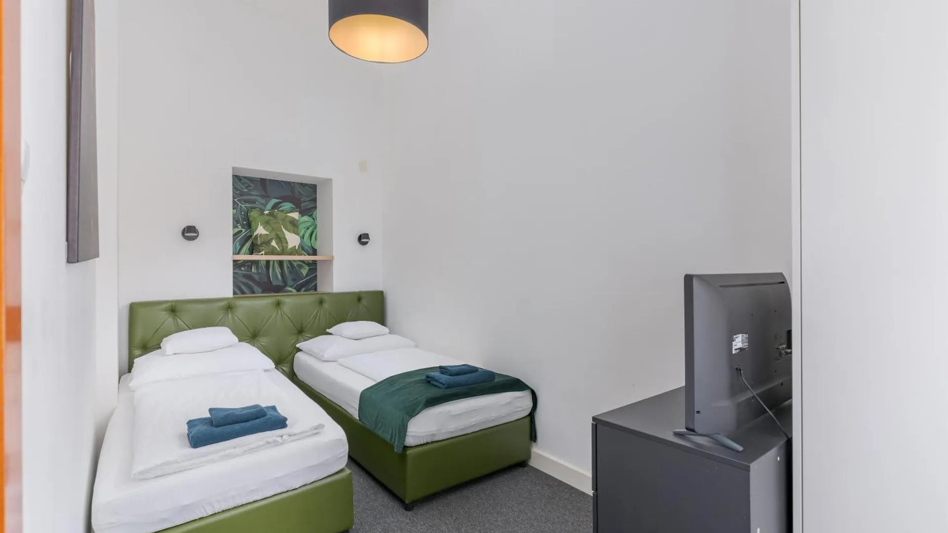 Faces Of Jungle - Funky Design In Vibrant Centre Apartment Budapest Hungary