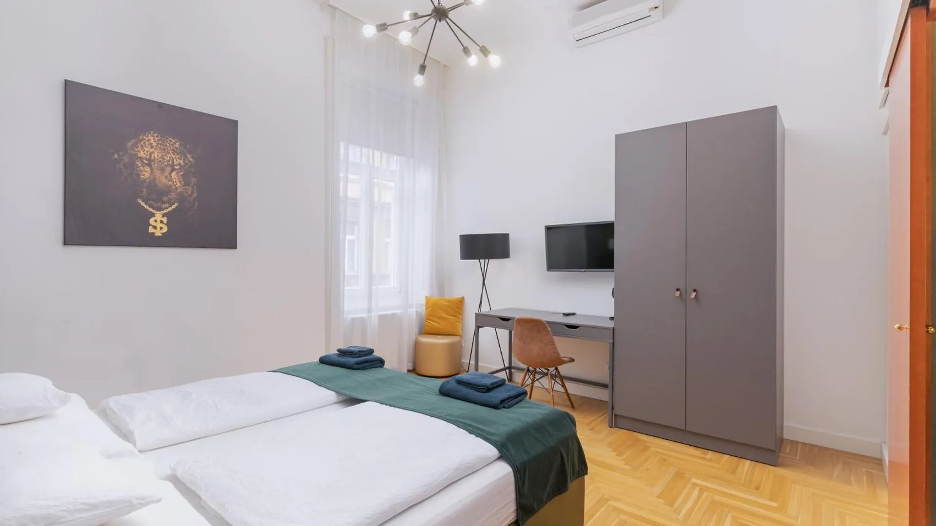 Faces Of Jungle - Funky Design In Vibrant Centre Apartment Budapest