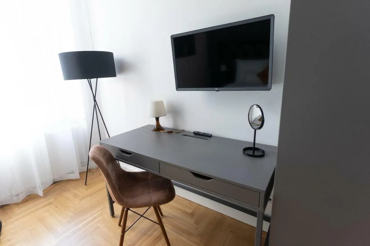 Faces Of Jungle - Funky Design In Vibrant Centre Apartment Budapest Hungary
