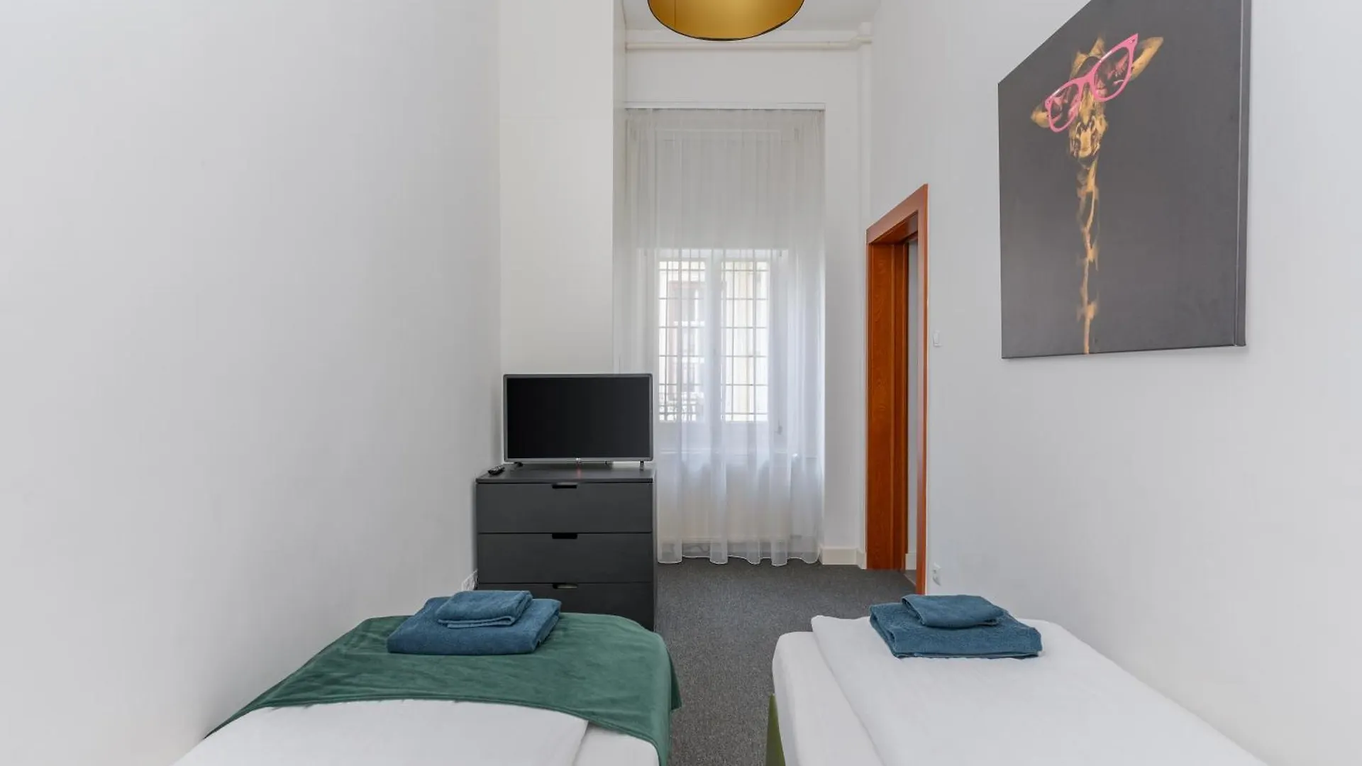 Faces Of Jungle - Funky Design In Vibrant Centre Apartment Budapest