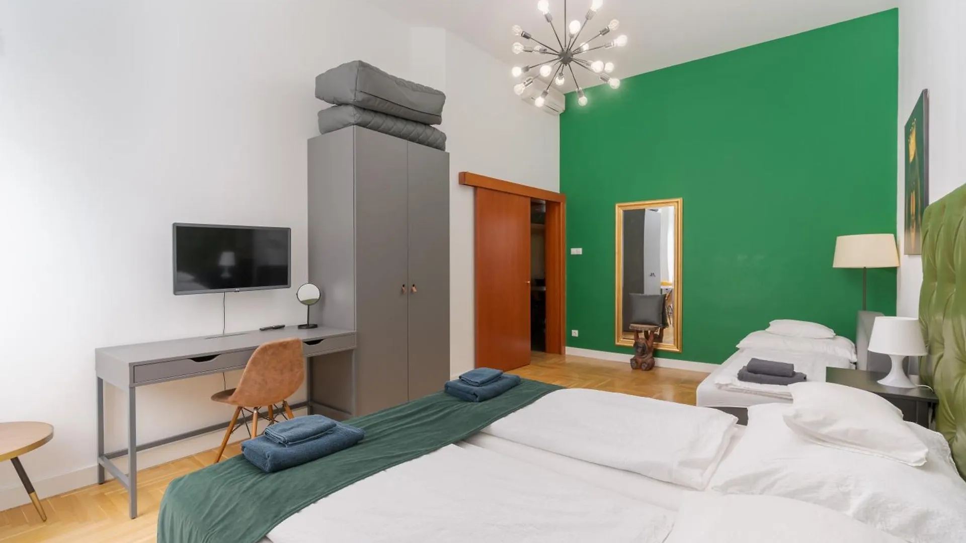 Faces Of Jungle - Funky Design In Vibrant Centre Apartment Budapest